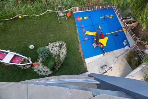 uma vista aérea de um parque de diversões num pátio em Hotel Vis em Eforie Nord