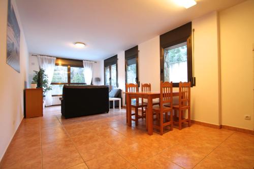 a living room with a table and chairs at Pont de Toneta 2,1 Ransol, Zona Grandvalira in Ransol