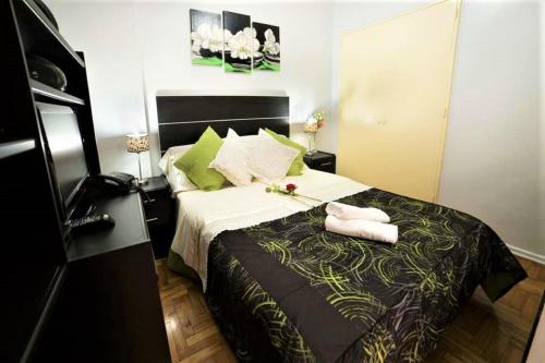 1 dormitorio con 1 cama con 2 toallas en Acogedor Dpto. Recoleta en Buenos Aires