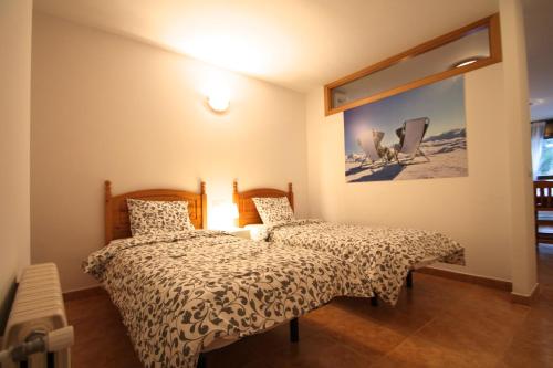 1 dormitorio con 2 camas y una foto en la pared en Pont de Toneta 2,2 Ransol, Zona Grandvalira en Ransol
