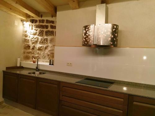 uma cozinha com um lavatório e uma bancada em Casa Rural Santana em Horta de San Joan