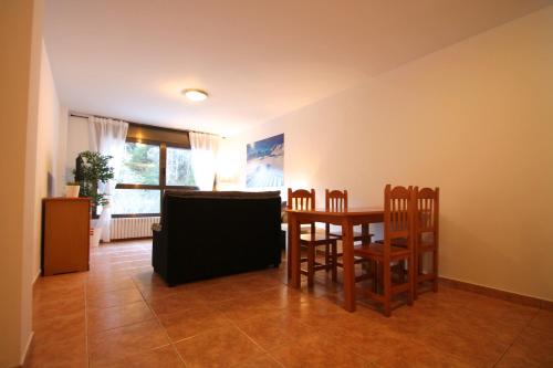 uma sala de estar com uma mesa de jantar e cadeiras em Pont de Toneta 2,3 Ransol, Zona Grandvalira em Ransol