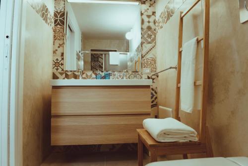 une salle de bain avec un lavabo et un miroir dans l'établissement La Dimora di Teti, à Gallipoli