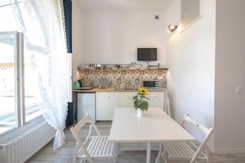 Kuchyň nebo kuchyňský kout v ubytování Apartament Zamkowy
