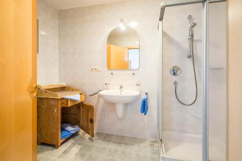 a bathroom with a sink and a shower at Unterpfaffstall-Hof in Collalbo