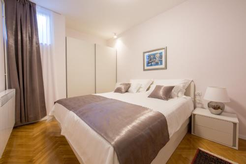 Postel nebo postele na pokoji v ubytování MELODY M Apartment with private pool
