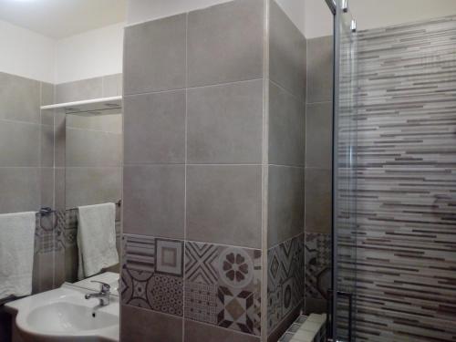 カステッランマーレ・ディ・スタービアにあるCuore di Stabiaの洗面台とシャワー付きのバスルーム