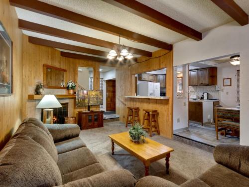 ein Wohnzimmer mit einem Sofa und einem Tisch in der Unterkunft Heavenly Valley Townhouses in South Lake Tahoe