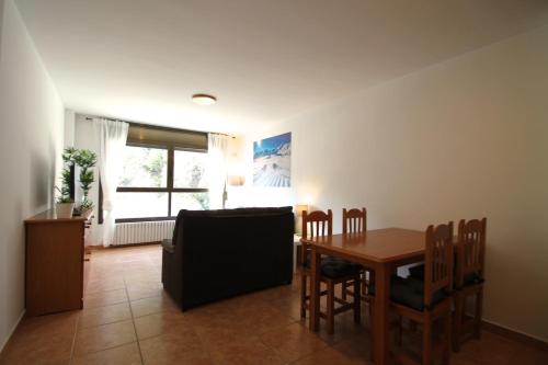 sala de estar con mesa, sillas y sofá en Pont de Toneta 3,3 Ransol, Zona Grandvalira, en Ransol