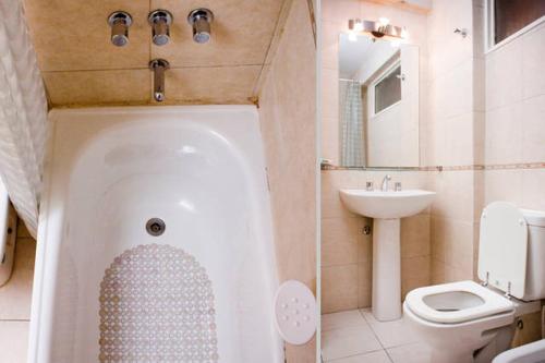 ブエノスアイレスにあるBuenos Aires In Style at Recoletaの浴槽、トイレ、洗面台を備えたバスルーム