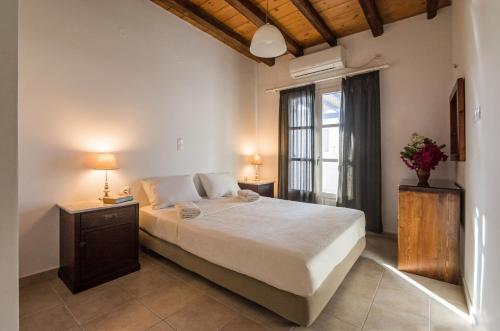 アヴェモナスにあるAvlemonas Luxury Houseのベッドルーム(大型ベッド1台、窓付)