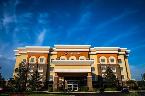a hotel building with a blue sky in the background at Best Western Plus Goodman Inn & Suites in Horn Lake