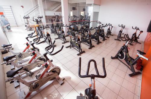 um monte de bicicletas alinhadas num ginásio em Hotel Holliday em Macapá