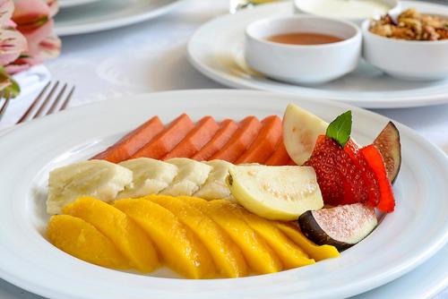 um prato de frutas e produtos hortícolas numa mesa em Royalton CHIC Cancun, An Autograph Collection All-Inclusive Resort - Adults Only em Cancún