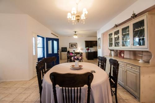 Η κουζίνα ή μικρή κουζίνα στο Avlemonas Luxury House