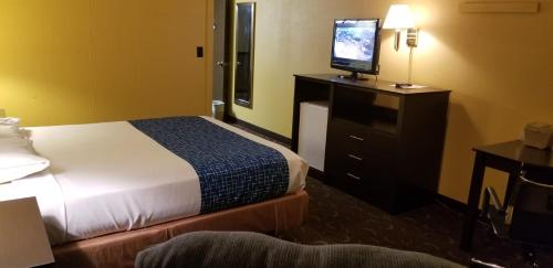 מיטה או מיטות בחדר ב-Alexander House Motel