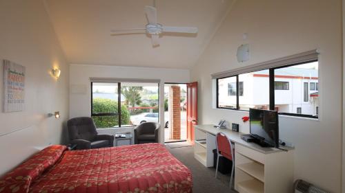 A bed or beds in a room at Bk's Counties Motor Lodge