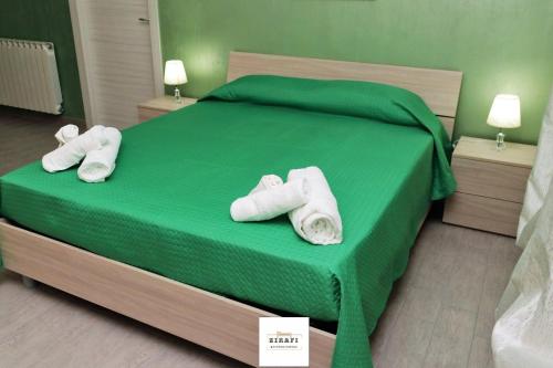 Un pat sau paturi într-o cameră la Zirafi Affittacamere