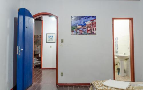 a room with a mirror and a bed and a sink at Caminhos De Ouro Preto in Ouro Preto