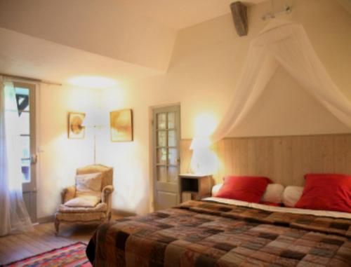 Кровать или кровати в номере Le Moulin Fleuri du Petit Appeville
