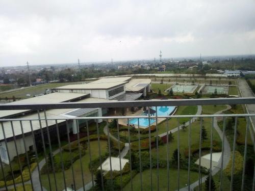 - une vue aérienne sur un bâtiment avec piscine dans l'établissement Sweethearts place 1 at wind residences, à Tagaytay