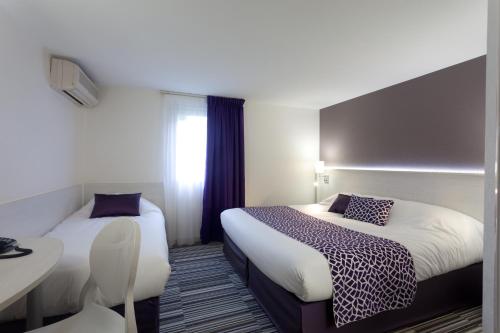 Katil atau katil-katil dalam bilik di The Originals City, Hôtel Alizéa, Le Mans Nord