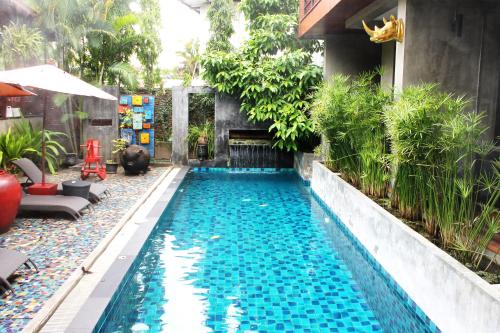 a swimming pool in the middle of a yard at Villa Thapae in Chiang Mai