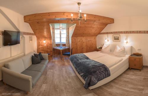 Postel nebo postele na pokoji v ubytování Hotel Restaurant Grünwalderhof