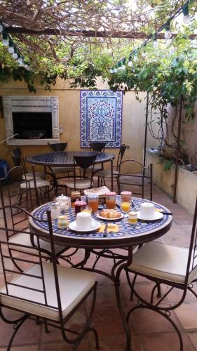 una mesa y sillas con comida encima en Maison Saint Louis avec Jacuzzi, en Besse-sur-Issole