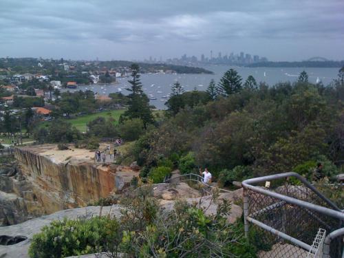 a group of people standing on top of a cliff at 3 Bedrooms Holiday Home Near Sydney Airport in Sydney