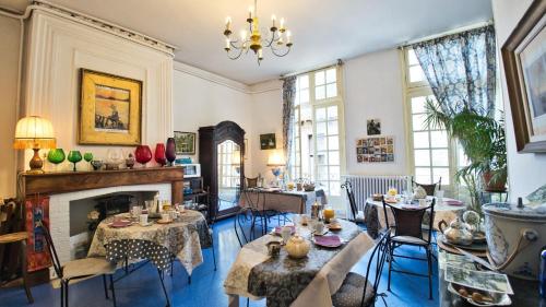 サルラ・ラ・カネダにあるLa Maison du Notaire Royalのリビングルーム(テーブル、椅子、暖炉付)