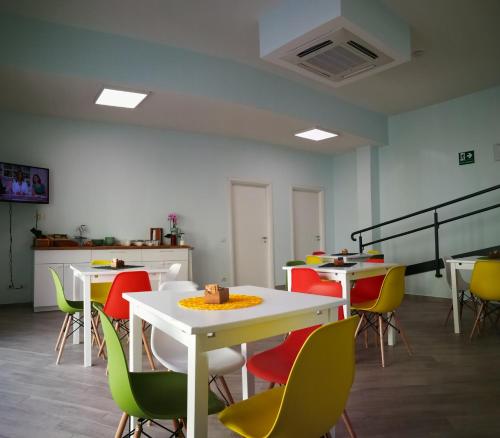 una habitación con mesas y sillas con un pastel en la parte superior en La Formica en Civitavecchia