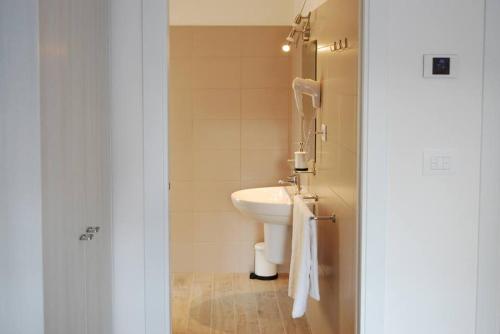 y baño con lavabo blanco y aseo. en B&B Angelo, en Ascoli Piceno