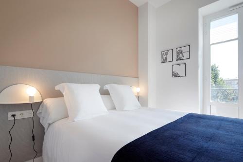 En eller flere senge i et værelse på Moon River by FeelFree Rentals