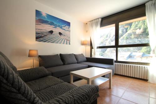 蘭索爾的住宿－Pont de Toneta 3,4 Ransol, Zona Grandvalira，客厅配有沙发和桌子