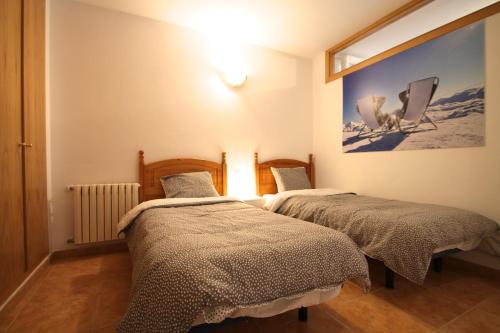 ein Schlafzimmer mit 2 Betten und einem Wandgemälde in der Unterkunft Pont de Toneta 3,4 Ransol, Zona Grandvalira in Ransol