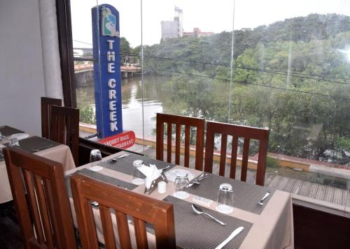 Restaurace v ubytování Creek Hotel - Panaji