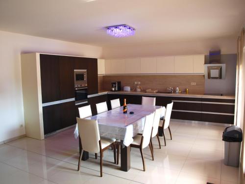 Vila Lexus في فيلكي ميدير: غرفة طعام مع طاولة وكراسي في مطبخ