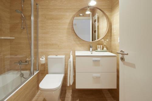 サン・セバスティアンにあるBelle Sebastian by FeelFree Rentalsのバスルーム(トイレ、洗面台、鏡付)