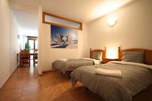 um quarto de hotel com duas camas e uma sala de jantar em Pont de Toneta 3,5 Ransol, Zona Grandvalira em Ransol