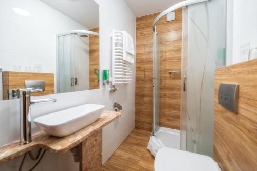a bathroom with a sink and a shower at Dworek Skawiński in Skawina