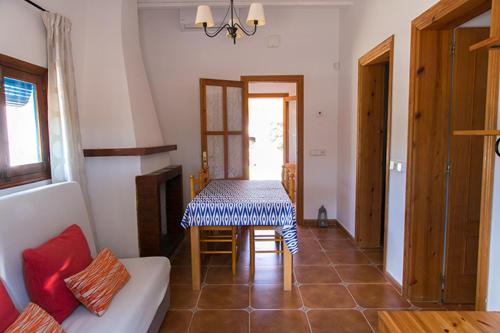 sala de estar con mesa y sofá en Ca Na Maria Teueta, en Sant Ferran de Ses Roques
