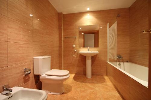 een badkamer met een toilet, een wastafel en een bad bij Pont de Toneta 4,3 Ransol, Zona Grandvalira in Ransol