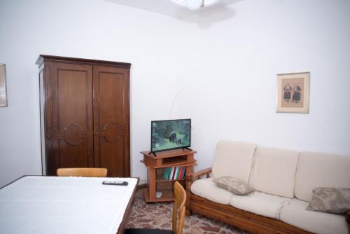 sala de estar con sofá y mesa en Green House en Villaputzu