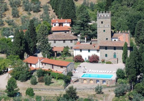 z góry widok na dużą posiadłość z zamkiem w obiekcie Castello di Pratelli w mieście Incisa in Val d'Arno