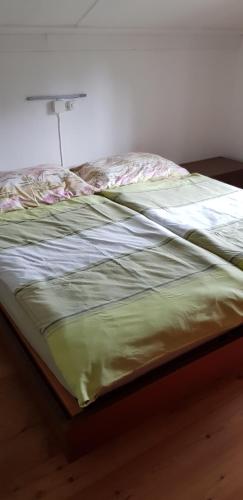 uma cama não feita num quarto com em La Bola em Roveredo