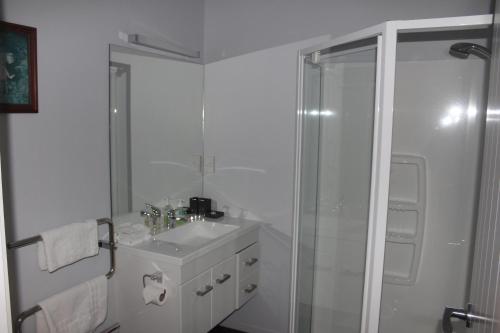 A bathroom at The Mackenzie Apartments