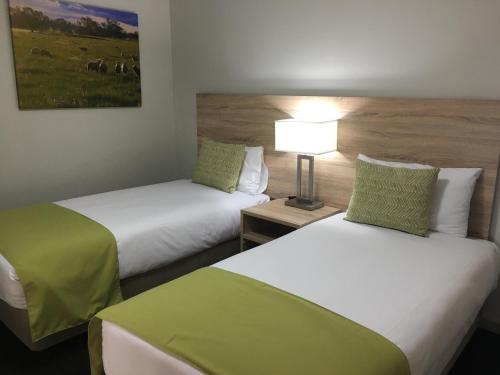 Кровать или кровати в номере Quality Inn Carriage House