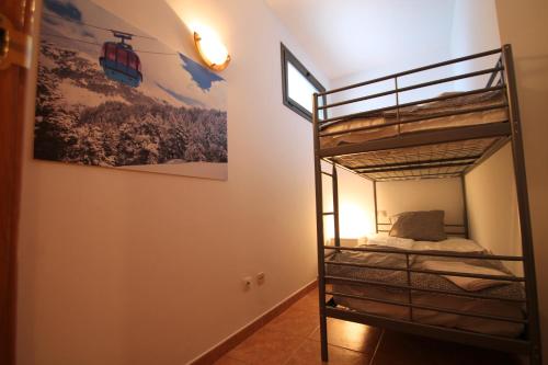 a room with a bunk bed and a picture on the wall at Pont de Toneta 5,1 Ransol, Zona Grandvalira in Ransol