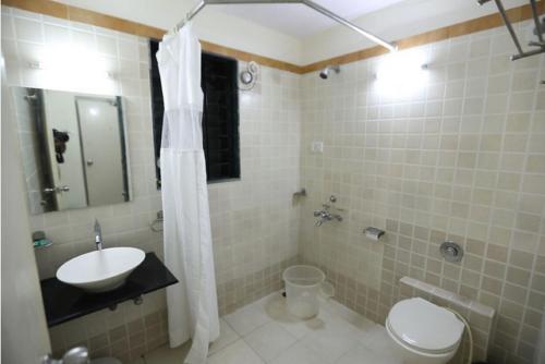 Un baño de Nature Trails Sajan, Vikramgad